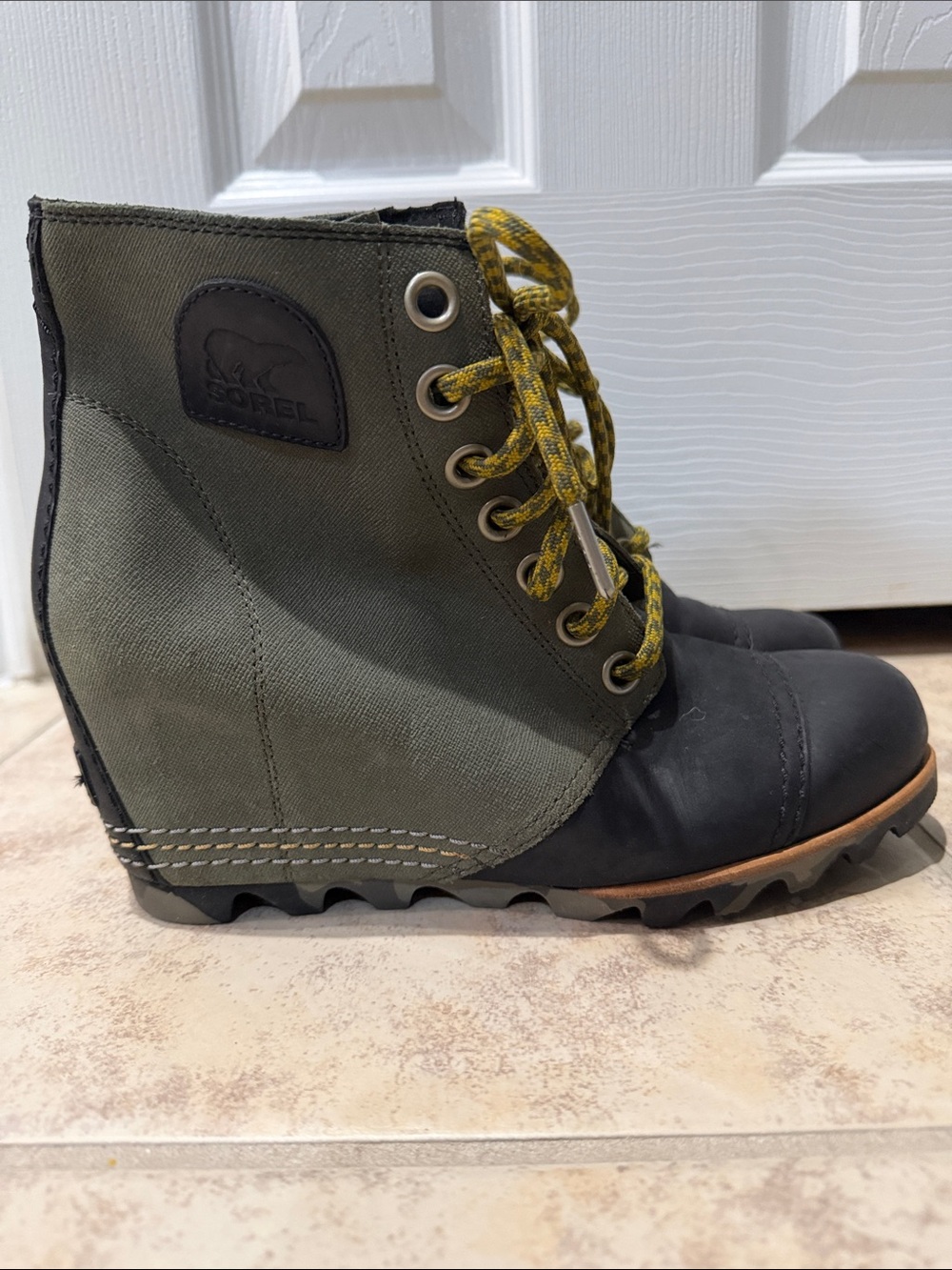 Sorel  Joan leather Olive and Black Lace-Up Wedge Ankle Boots with Yellow Laces